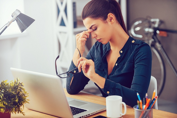 mujer ejecutiva pensativa preocupada